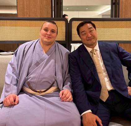 スーツを着た男性たち
AI 生成コンテンツは誤りを含む可能性があります。